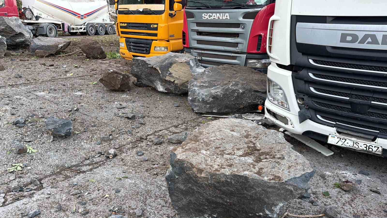 tir-parkinda-yamactan-kopan-dev-kaya-parcalari-can-aldi