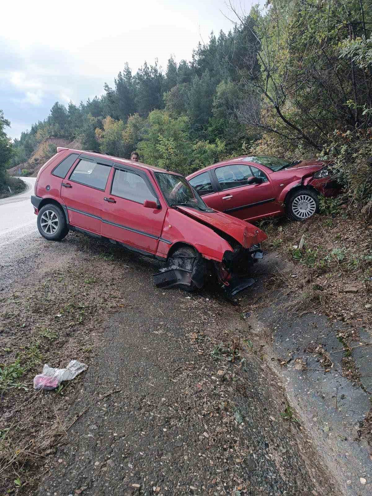 tokat-niksar-kara-yolunda-ayni-mevkide-iki-kaza-3-yarali