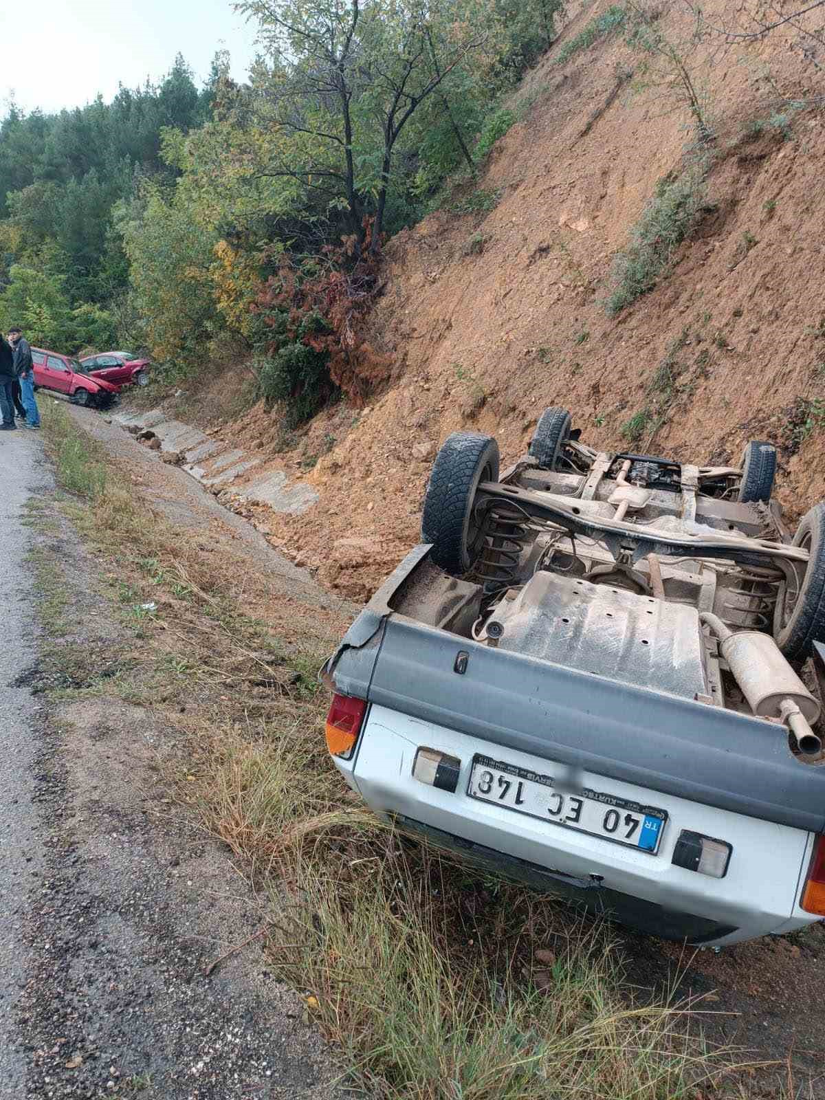 tokat-niksar-kara-yolunda-ayni-mevkide-iki-kaza-3-yarali