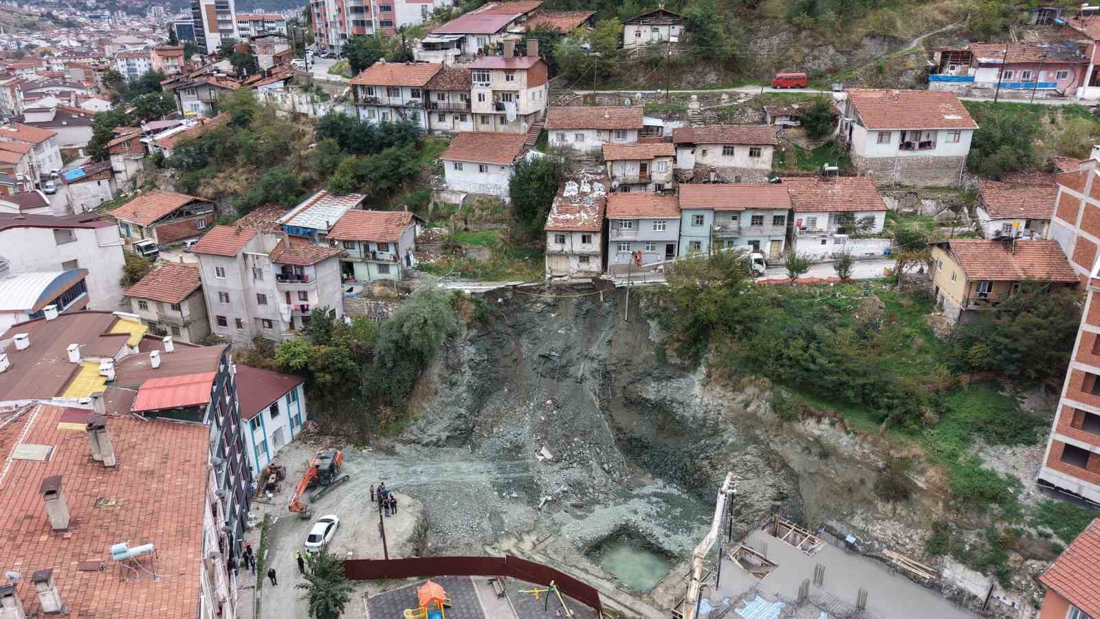 tokatta-insaat-alaninin-yanindaki-yol-coktu-iki-katli-apartman-bosaltildi