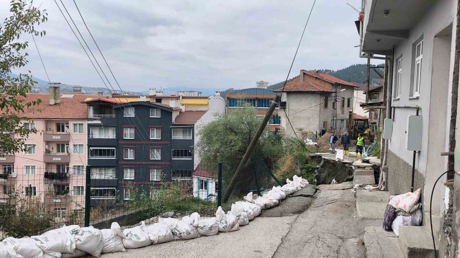 tokatta-insaat-alaninin-yanindaki-yol-coktu-iki-katli-apartman-bosaltildi