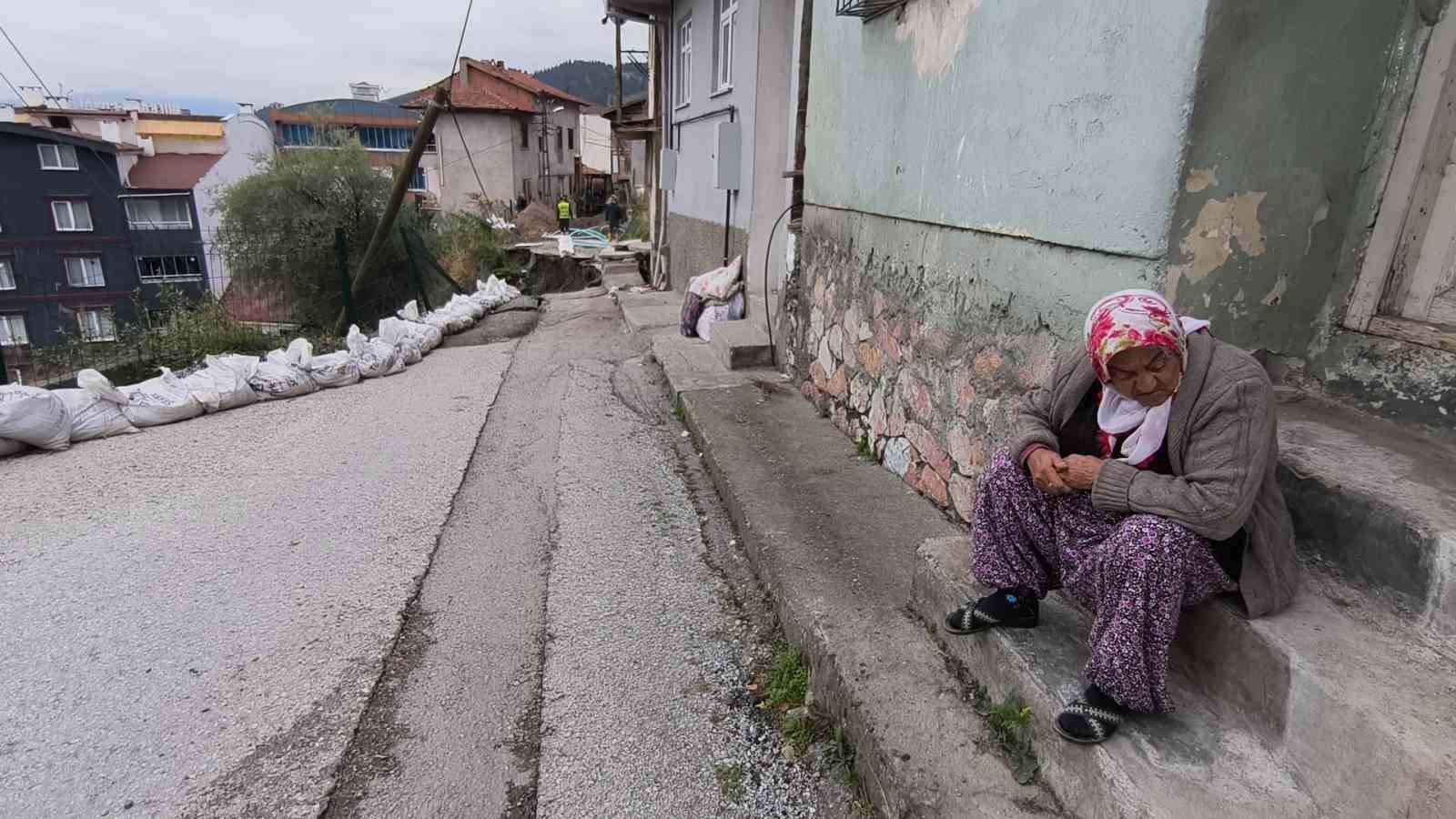 tokatta-insaat-alaninin-yanindaki-yol-coktu-iki-katli-apartman-bosaltildi