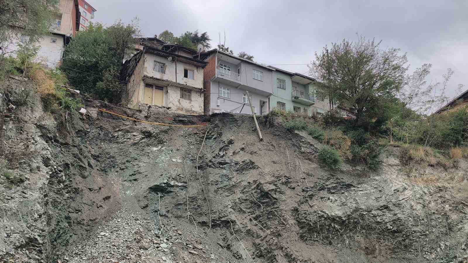tokatta-insaat-alaninin-yanindaki-yol-coktu-iki-katli-apartman-bosaltildi