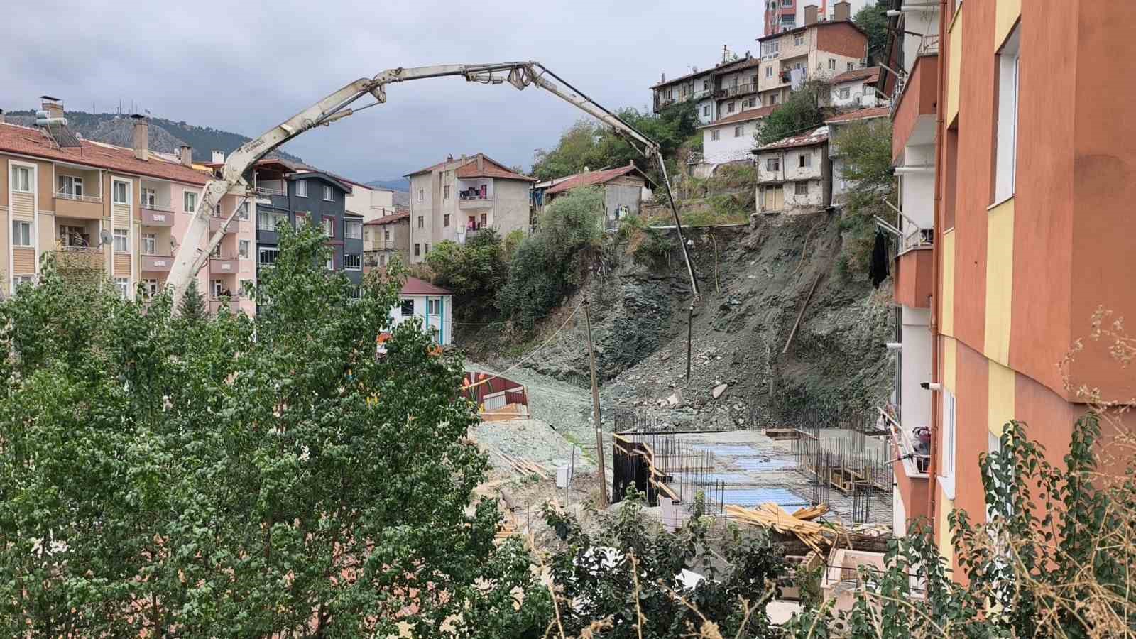 tokatta-insaat-alaninin-yanindaki-yol-coktu-iki-katli-apartman-bosaltildi