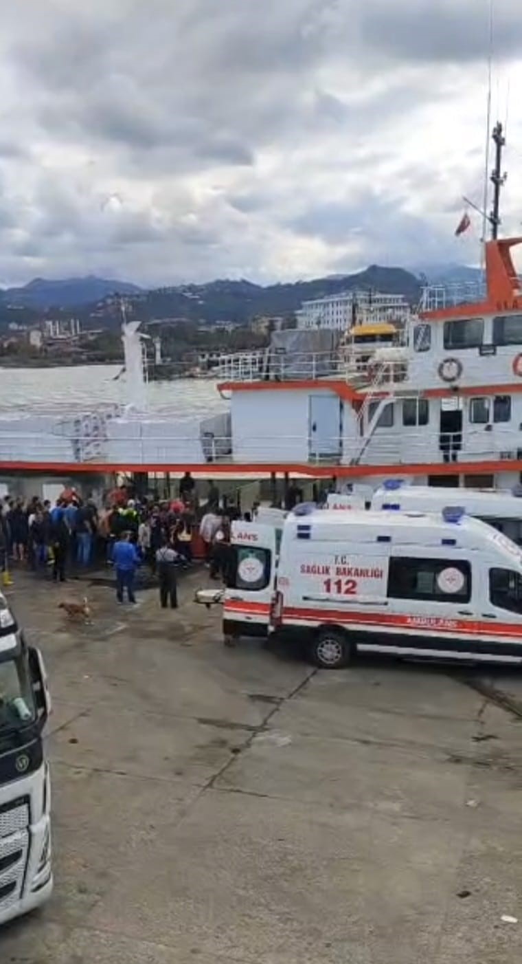 trabzon-aciklarindaki-balikci-teknesinde-is-kazasi-1i-agir-4-yarali