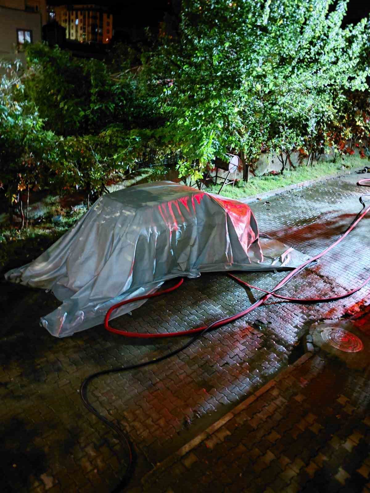 trabzonda-park-halindeki-elektrikli-otomobil-gece-yandi