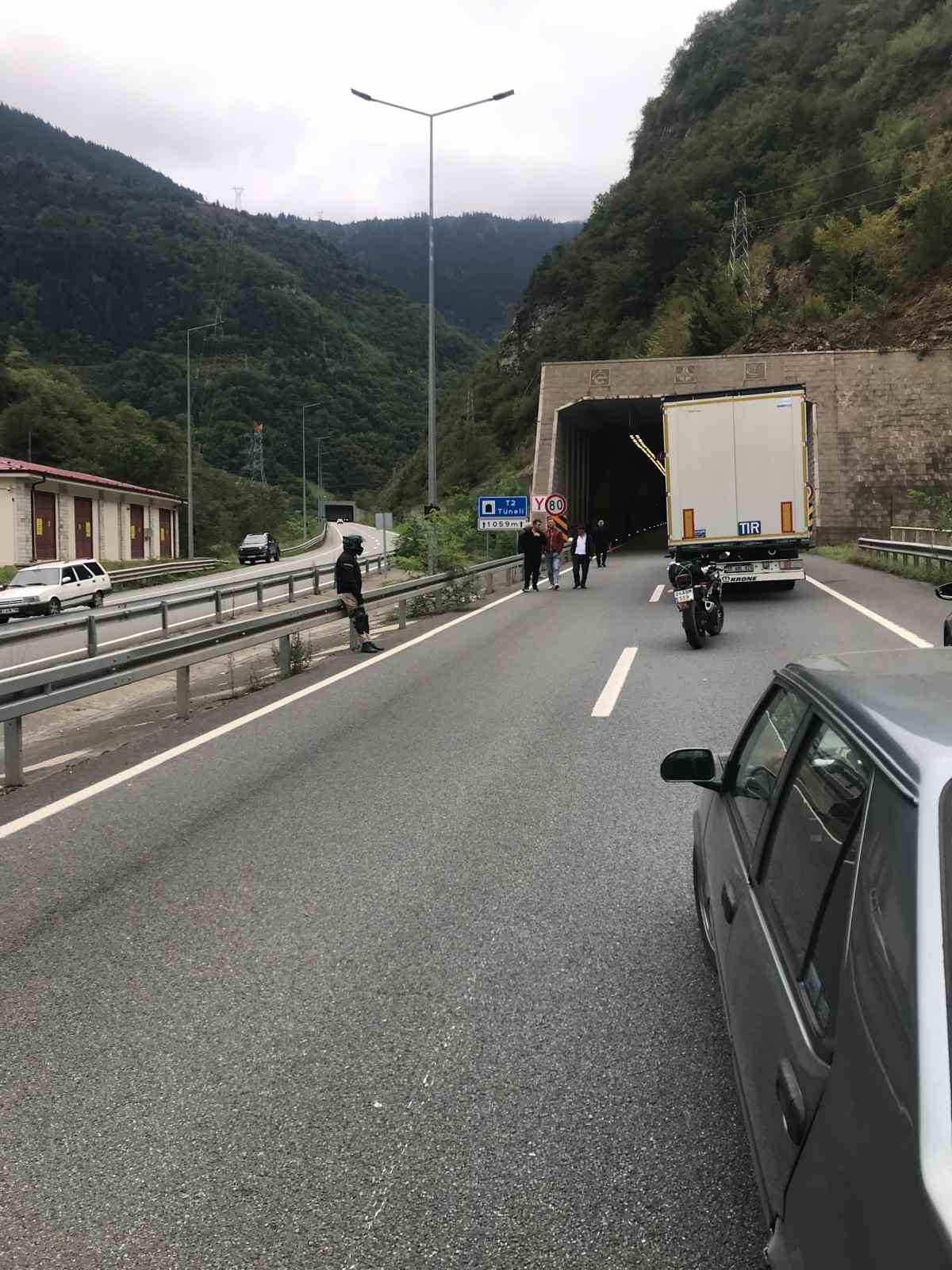 trabzonun-macka-ilcesindeki-t2-tunelinde-kaza-sonrasi-yangin-cikti
