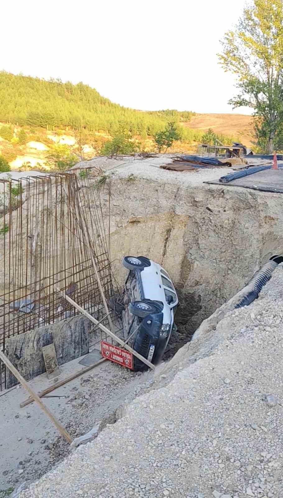 yol-calismasini-fark-edemeyince-araci-4-metrelik-sarampole-devrildi