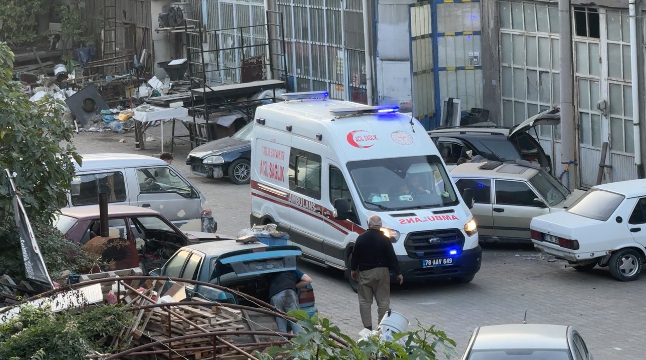 yol-vermek-isterken-cop-kamyonuyla-10-metrelik-sarampole-devrildiler-3-yarali