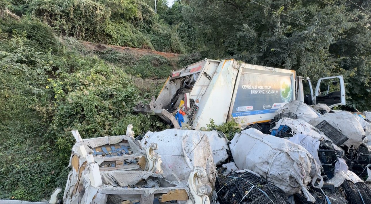 yol-vermek-isterken-cop-kamyonuyla-10-metrelik-sarampole-devrildiler-3-yarali