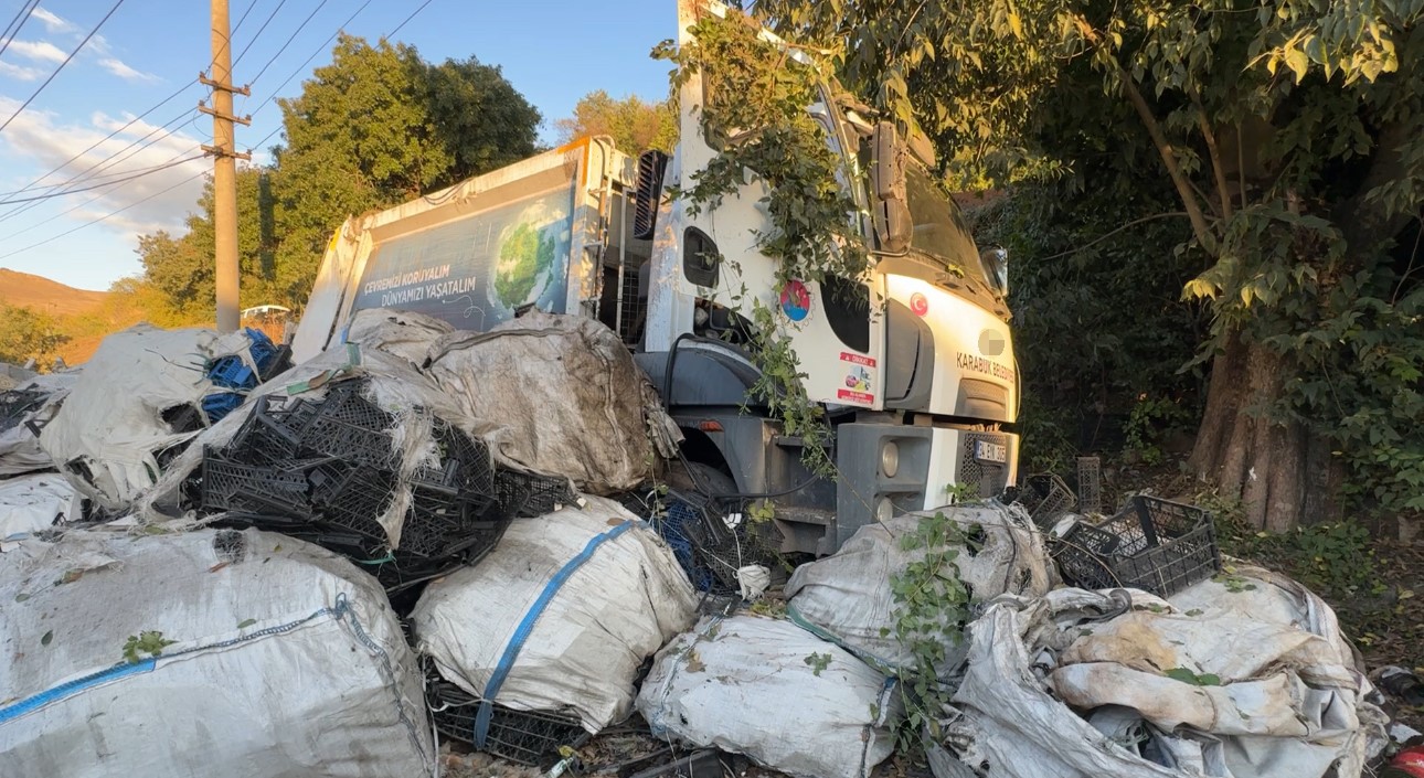 yol-vermek-isterken-cop-kamyonuyla-10-metrelik-sarampole-devrildiler-3-yarali