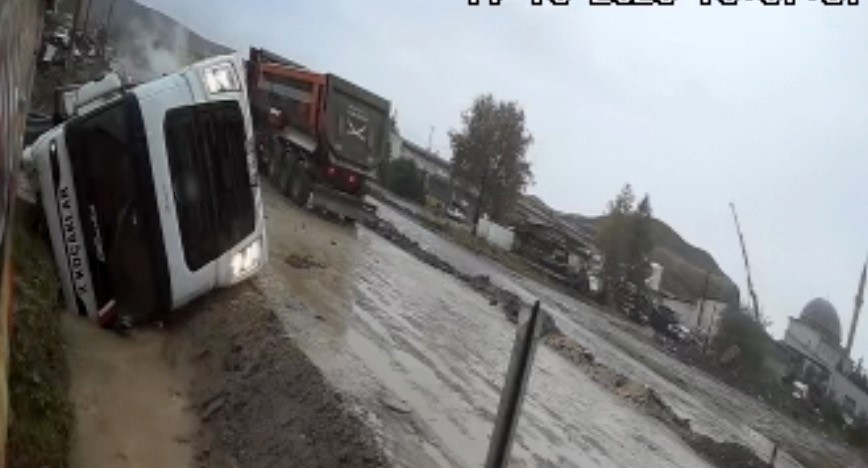 yol-vermek-isterken-kanala-devrildi-tas-yuklu-tirin-kazasi-kamerada