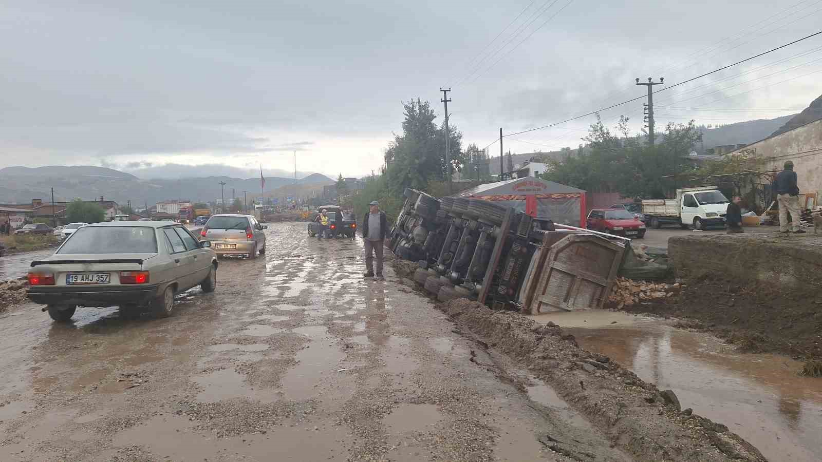 yol-vermek-isterken-kanala-devrildi-tas-yuklu-tirin-kazasi-kamerada