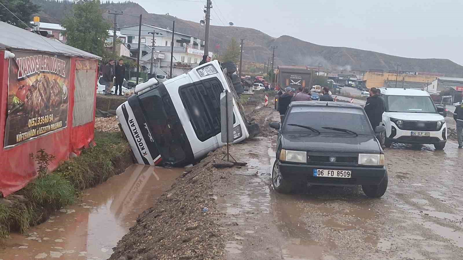 yol-vermek-isterken-kanala-devrildi-tas-yuklu-tirin-kazasi-kamerada
