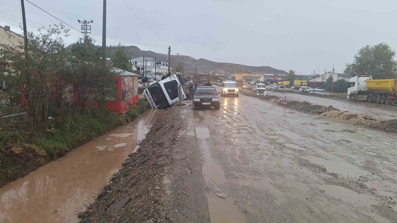 yol-vermek-isterken-kanala-devrildi-tas-yuklu-tirin-kazasi-kamerada
