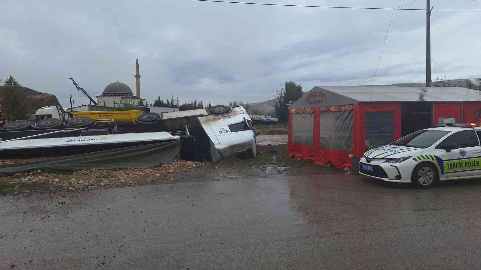 yol-vermek-isterken-kanala-devrildi-tas-yuklu-tirin-kazasi-kamerada