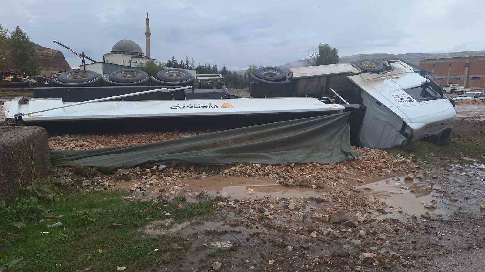 yol-vermek-isterken-kanala-devrildi-tas-yuklu-tirin-kazasi-kamerada