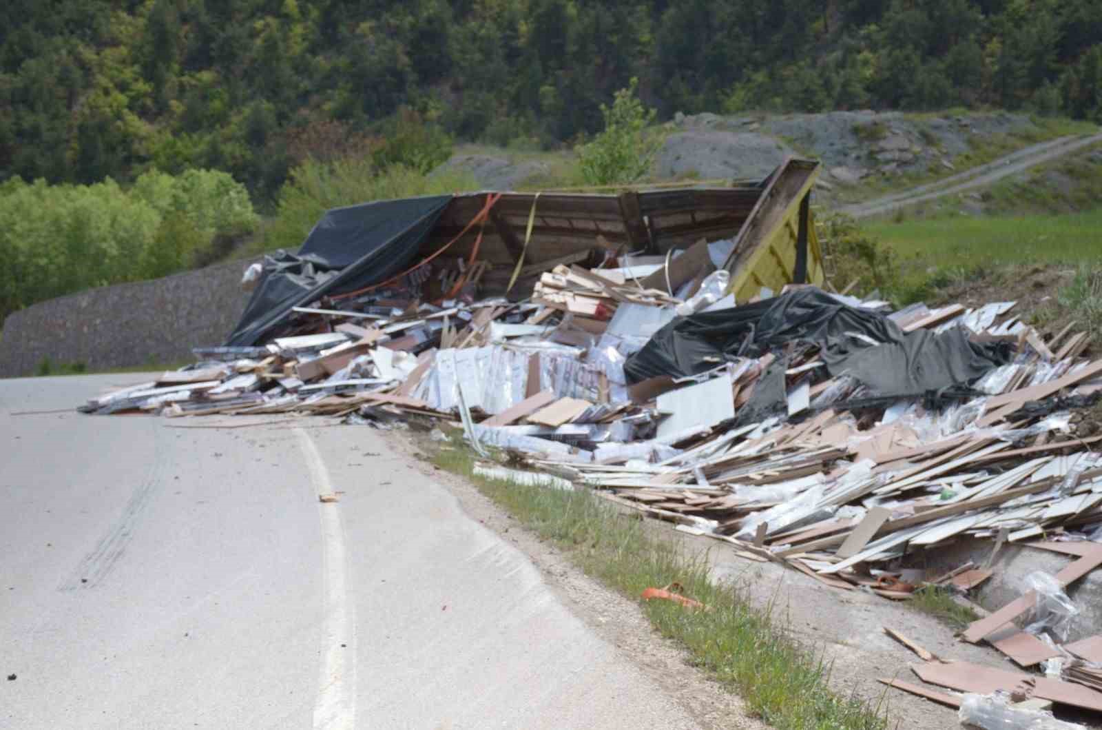 amasyada-devrilen-tirin-surucusu-hayatini-kaybetti