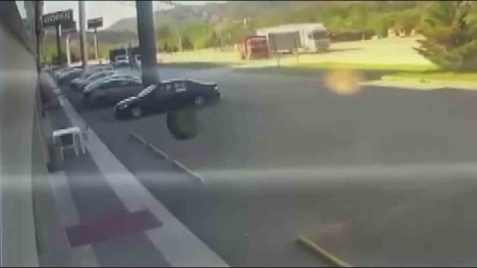 amasyada-kamyondan-kopan-teker-magazaya-daldi