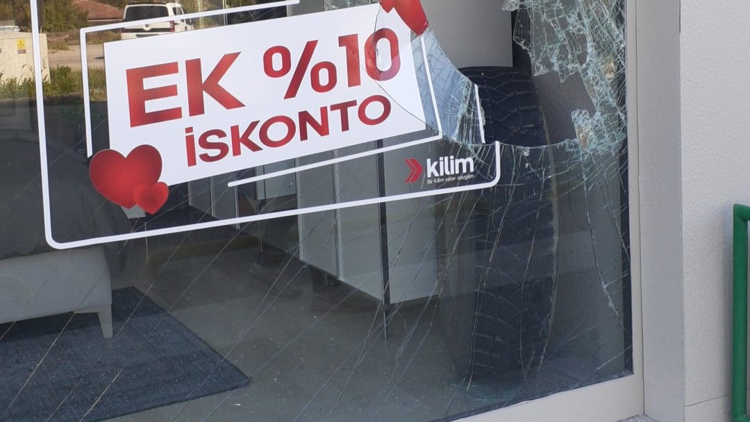 amasyada-kamyondan-kopan-teker-magazaya-daldi