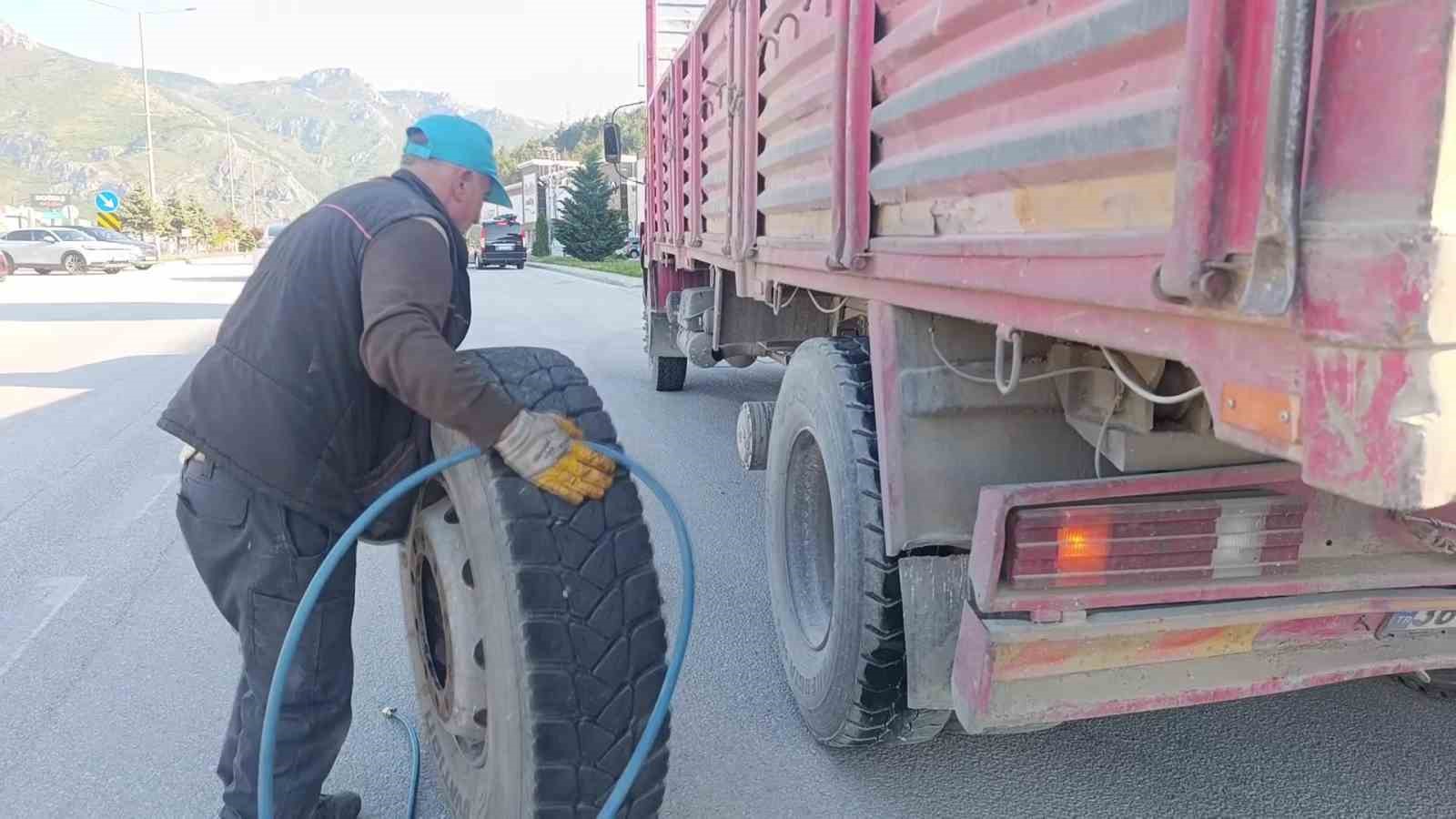 amasyada-kamyondan-kopan-teker-magazaya-daldi