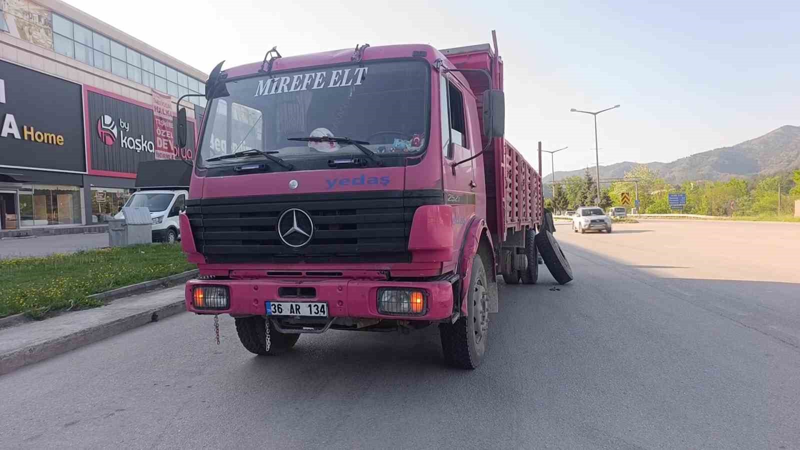 amasyada-kamyondan-kopan-teker-magazaya-daldi