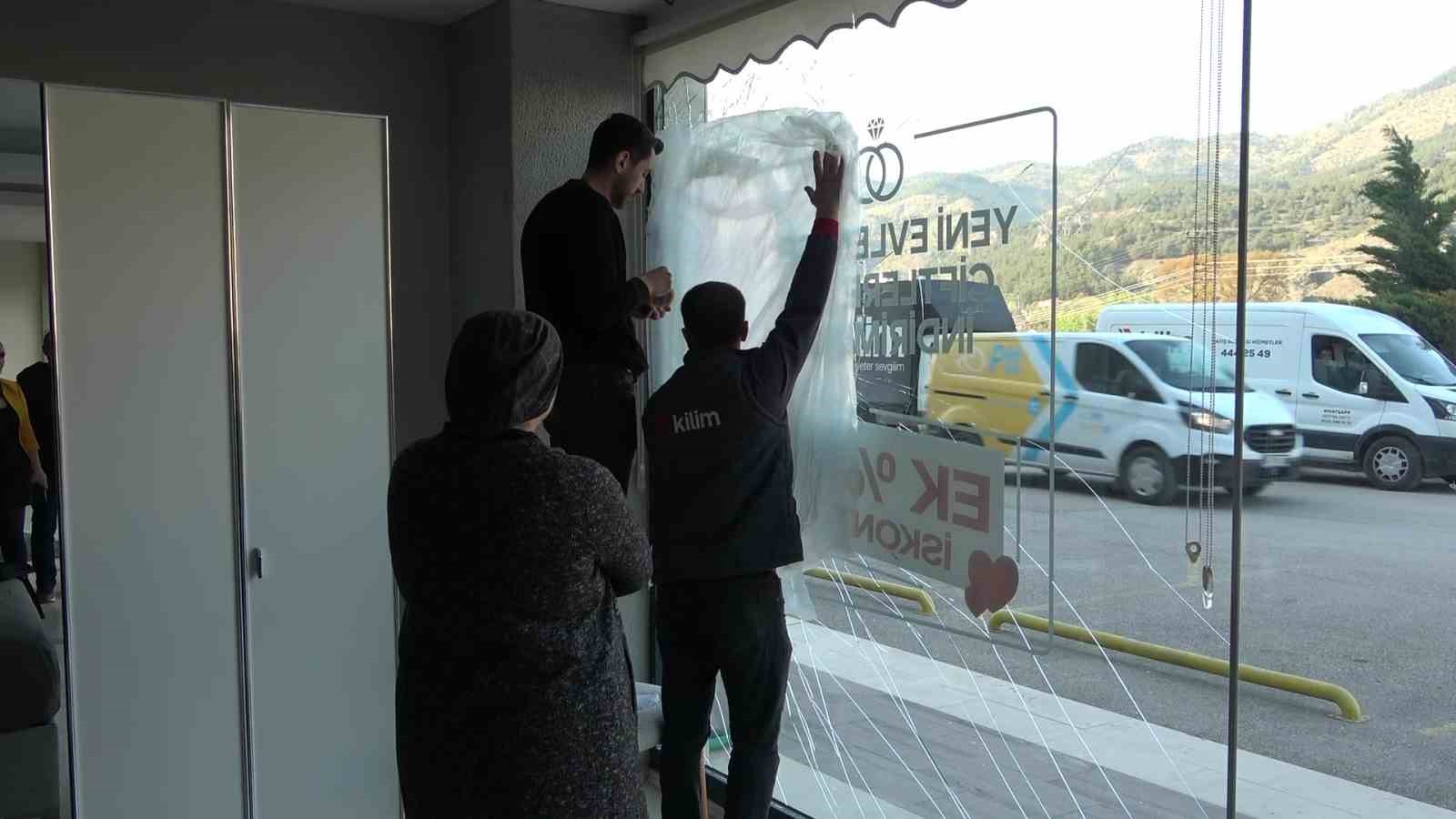 amasyada-kamyondan-kopan-teker-magazaya-daldi