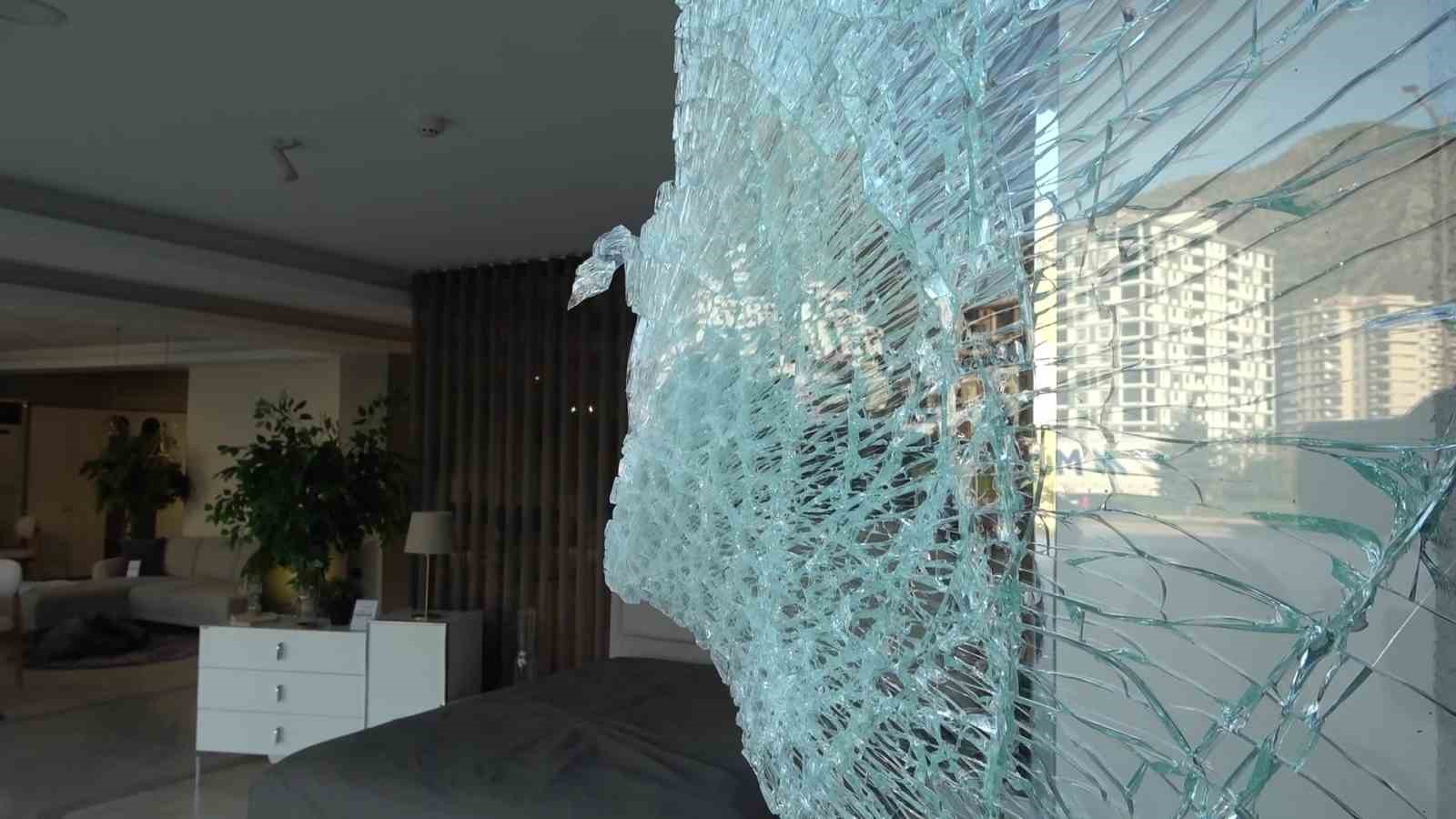 amasyada-kamyondan-kopan-teker-magazaya-daldi