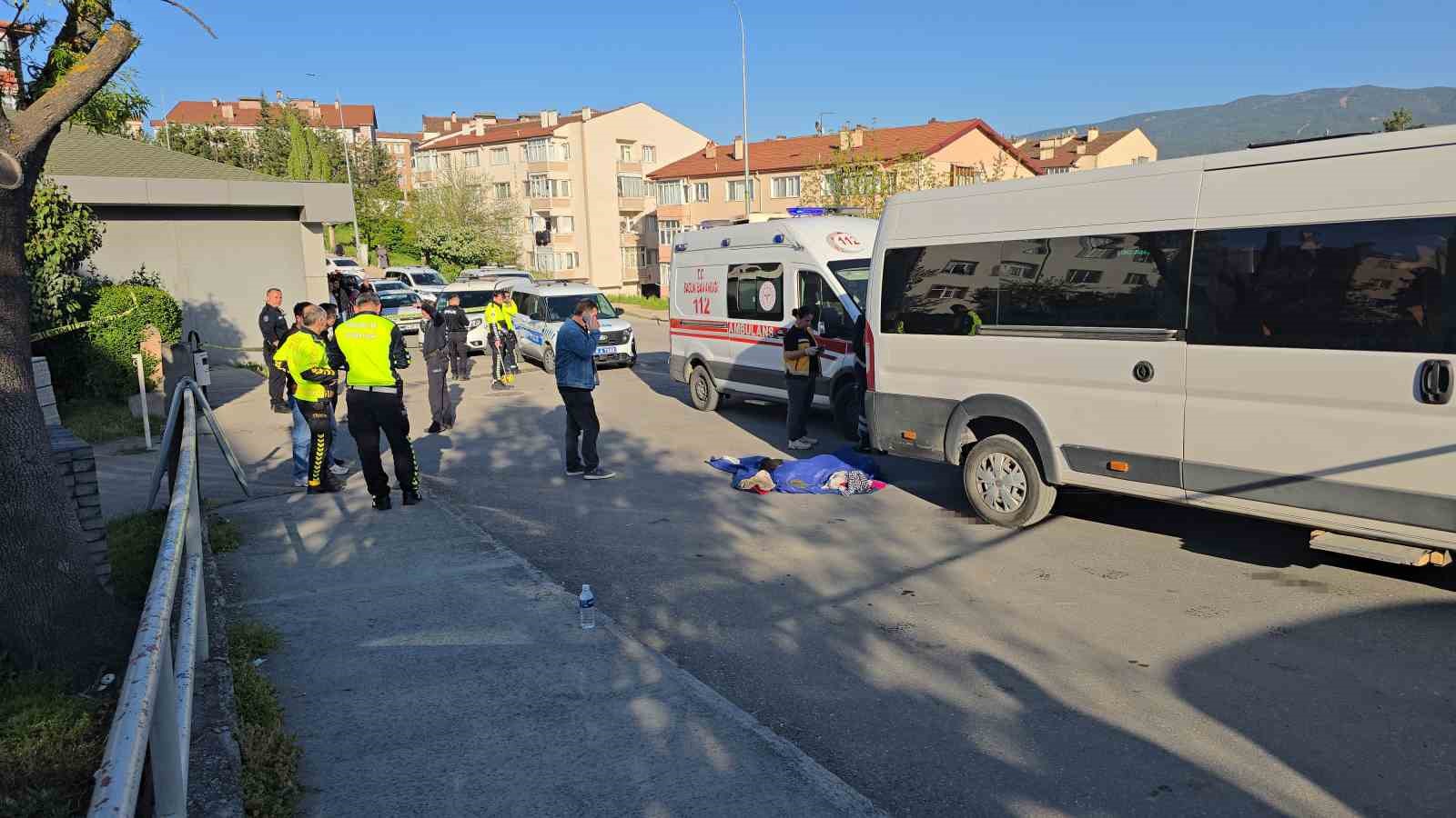 annesinin-elinden-kurtulup-yola-firlayan-3-yasindaki-aybars-servis-aracinin-altinda-can-verdi