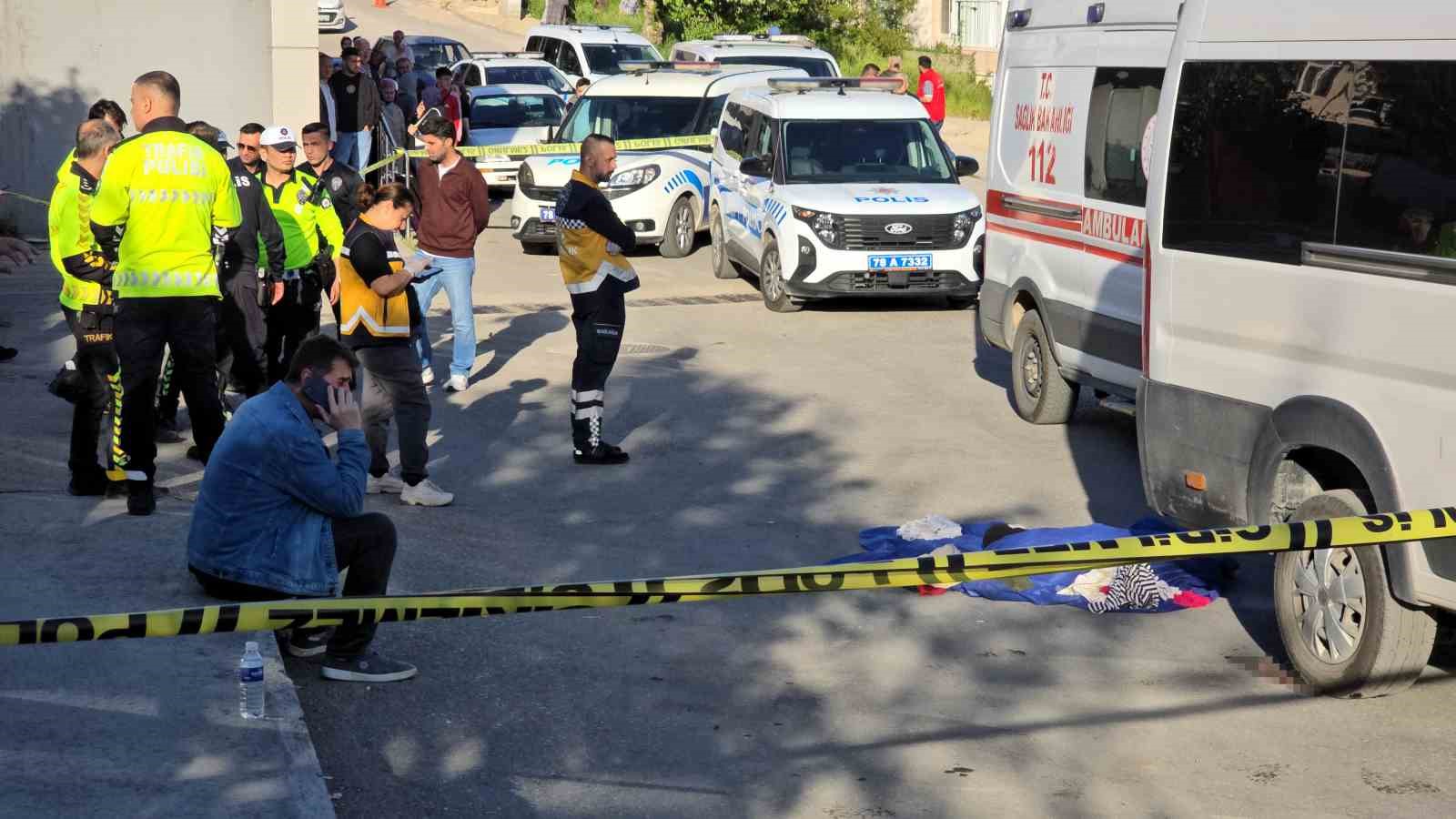 annesinin-elinden-kurtulup-yola-firlayan-3-yasindaki-aybars-servis-aracinin-altinda-can-verdi