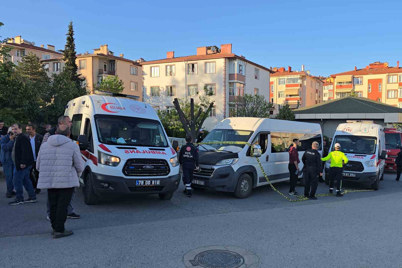 annesinin-elinden-kurtulup-yola-firlayan-3-yasindaki-aybars-servis-aracinin-altinda-can-verdi