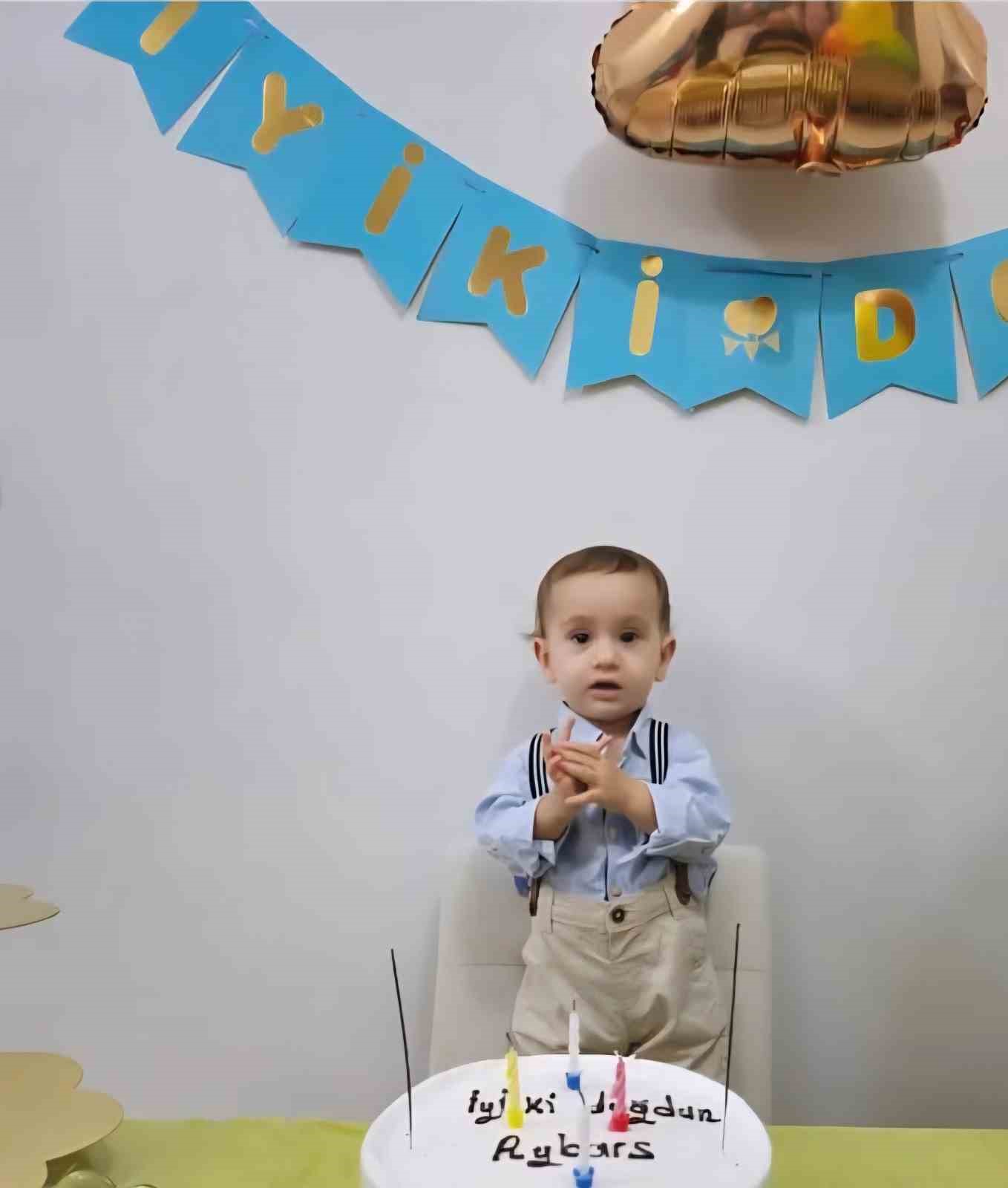 annesinin-elinden-kurtulup-yola-firlayan-3-yasindaki-aybars-servis-aracinin-altinda-can-verdi