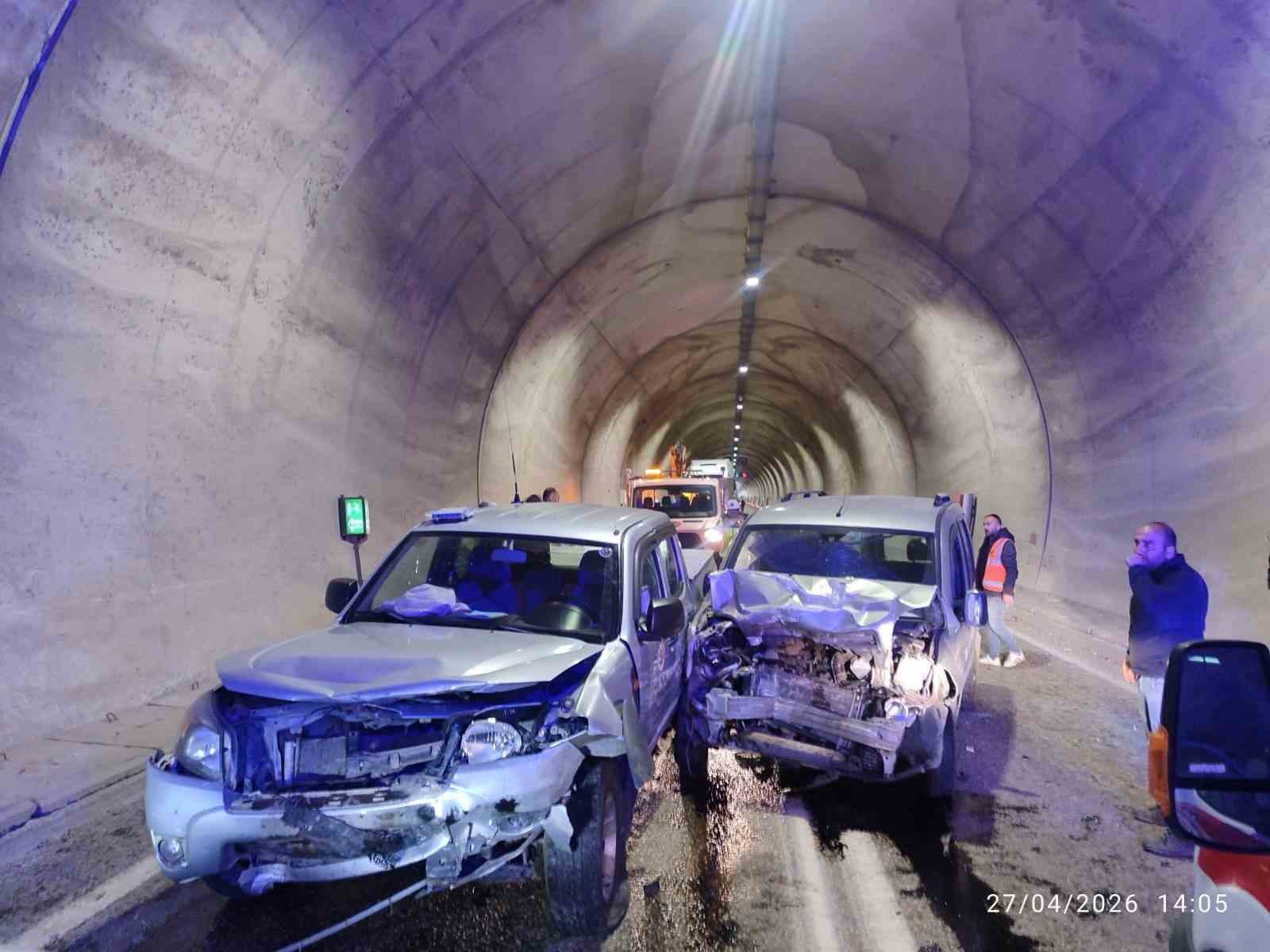 artvinde-7-kisinin-yaralandigi-tunel-kazasi-kamerada