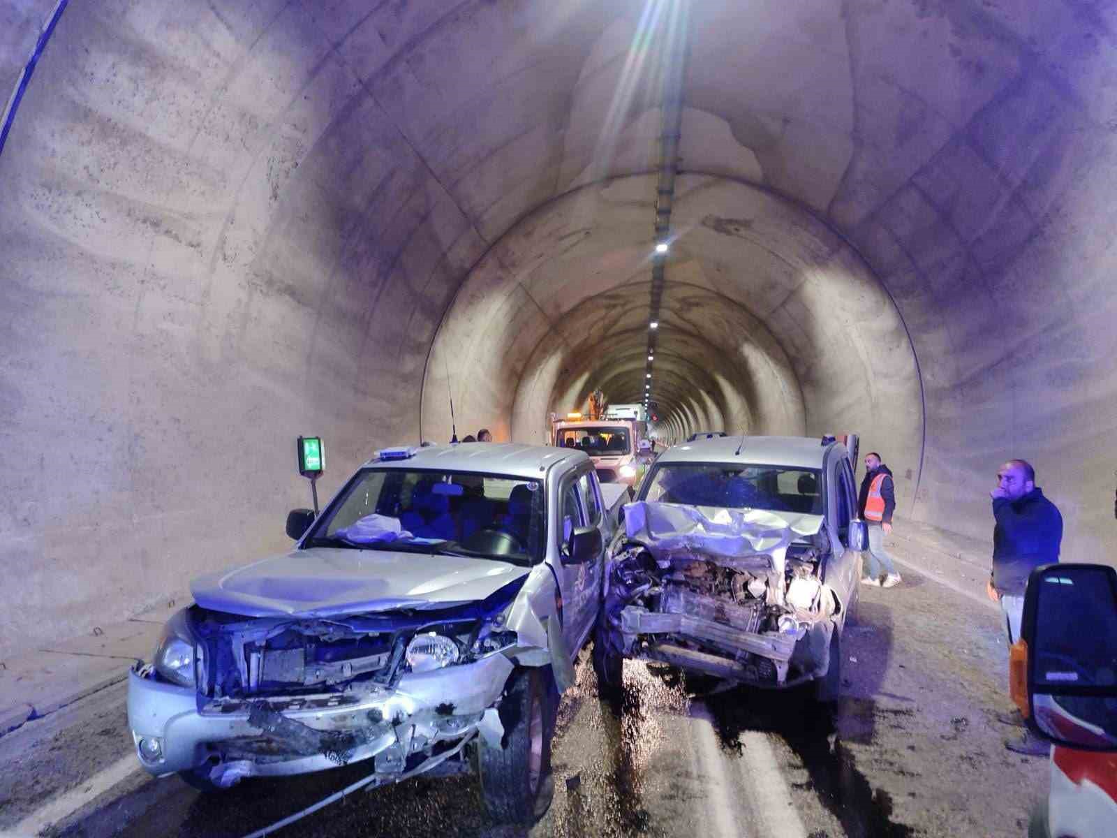 artvinde-7-kisinin-yaralandigi-tunel-kazasi-kamerada