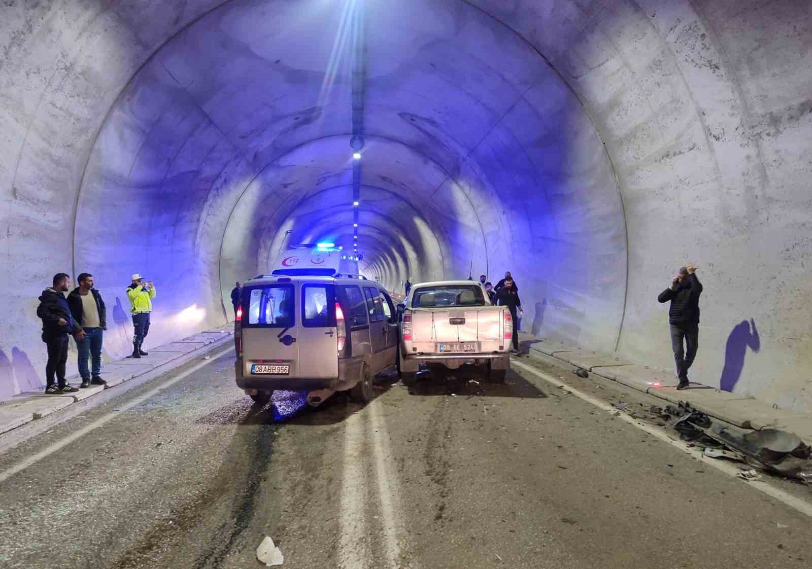 artvinde-tunelde-kaza-7-yarali