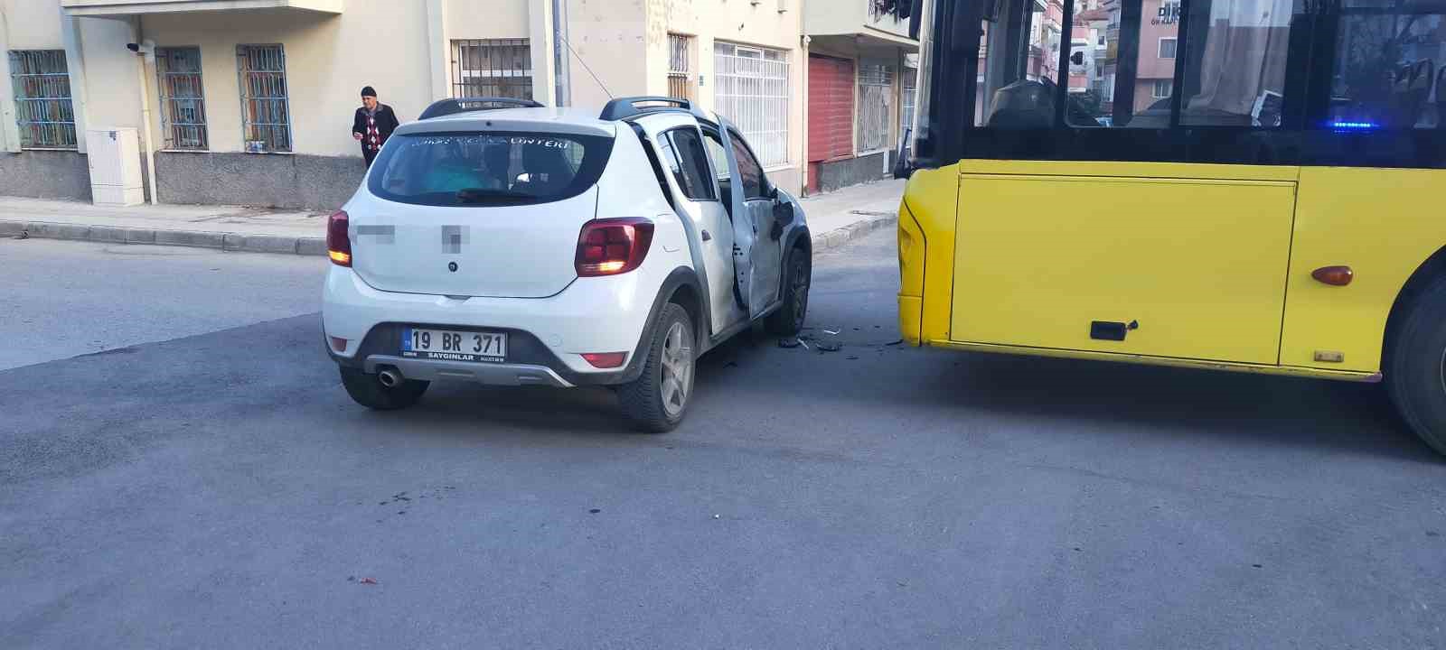 corumda-halk-otobusu-ile-otomobil-carpisti-4-yarali