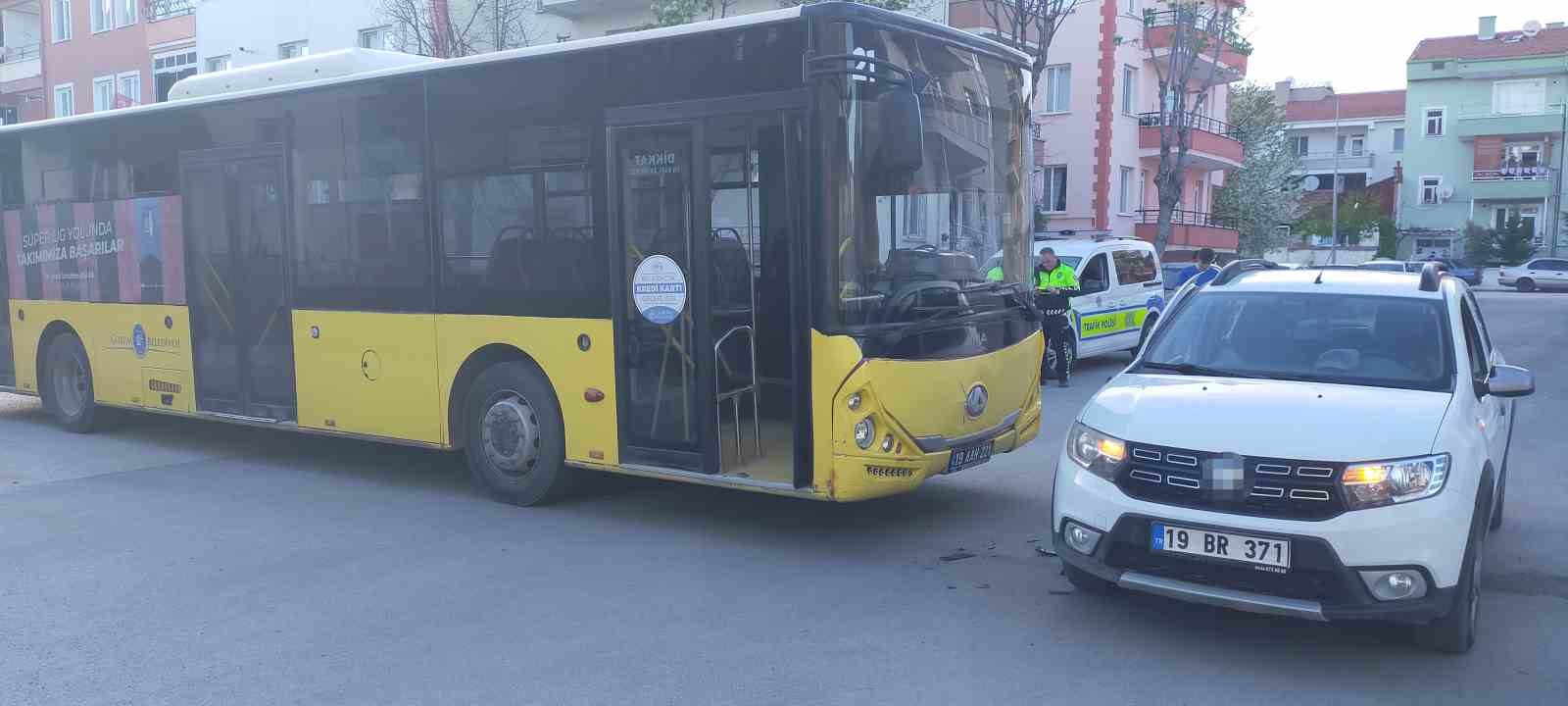 corumda-halk-otobusu-ile-otomobil-carpisti-4-yarali