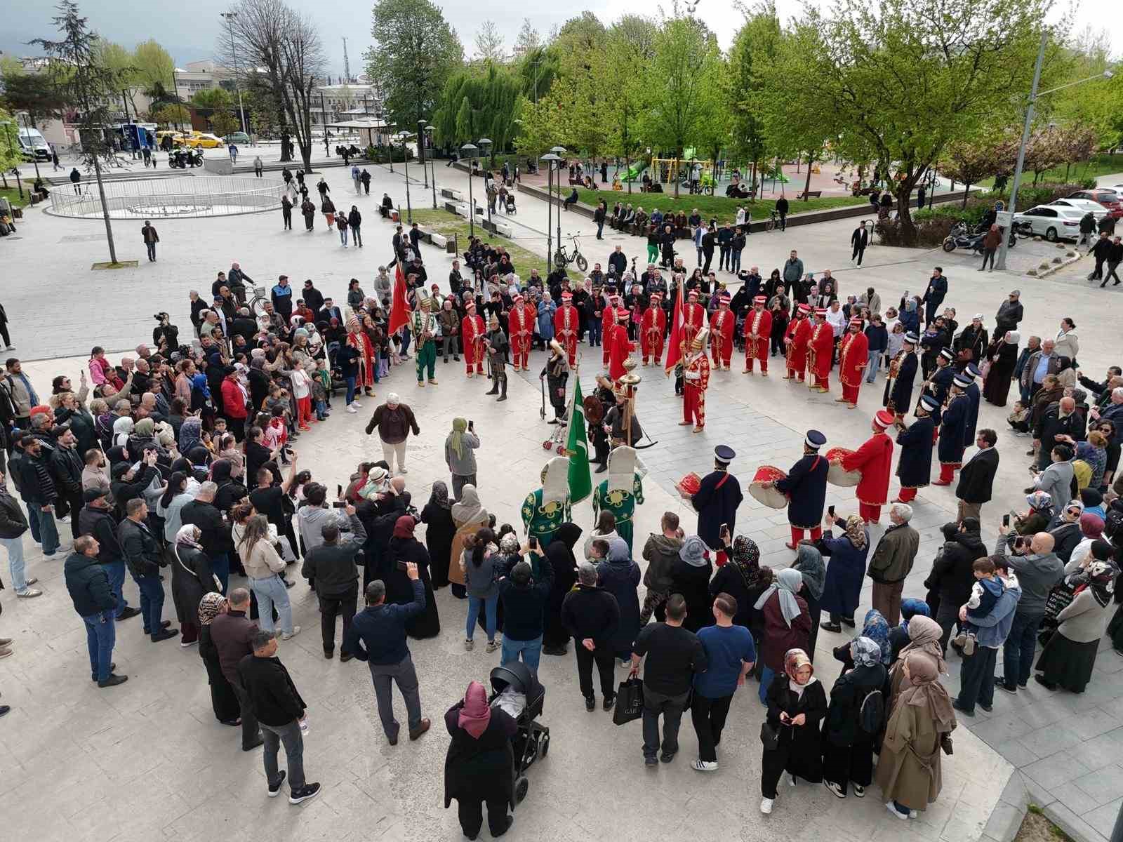 duzcede-mehter-takiminin-gosterisine-vatandaslardan-buyuk-ilgi