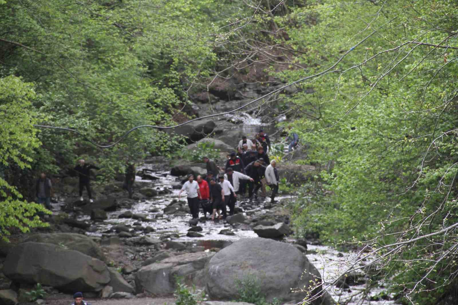 kabaceviz-selalesinde-piknik-yapan-kardeslerin-uzerine-kaya-dustu-1-olu