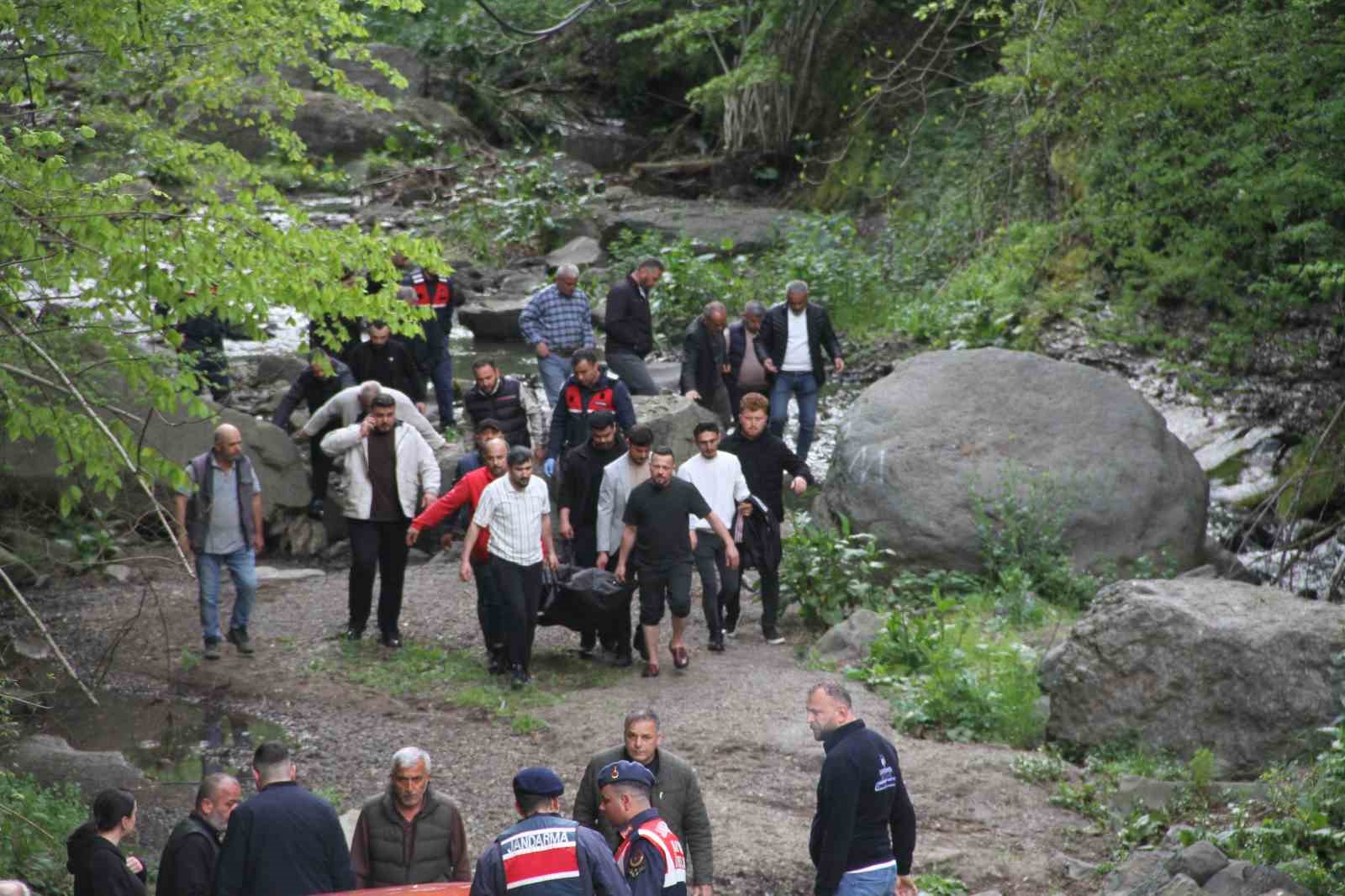 kabaceviz-selalesinde-piknik-yapan-kardeslerin-uzerine-kaya-dustu-1-olu