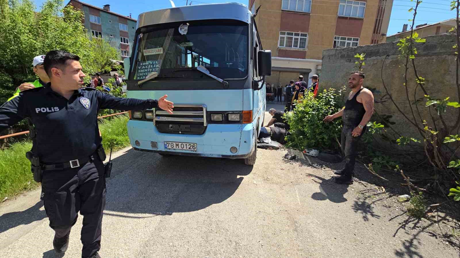 minibusun-altinda-can-pazari-motosikletliyi-ekipler-zamanla-yarisarak-kurtardi