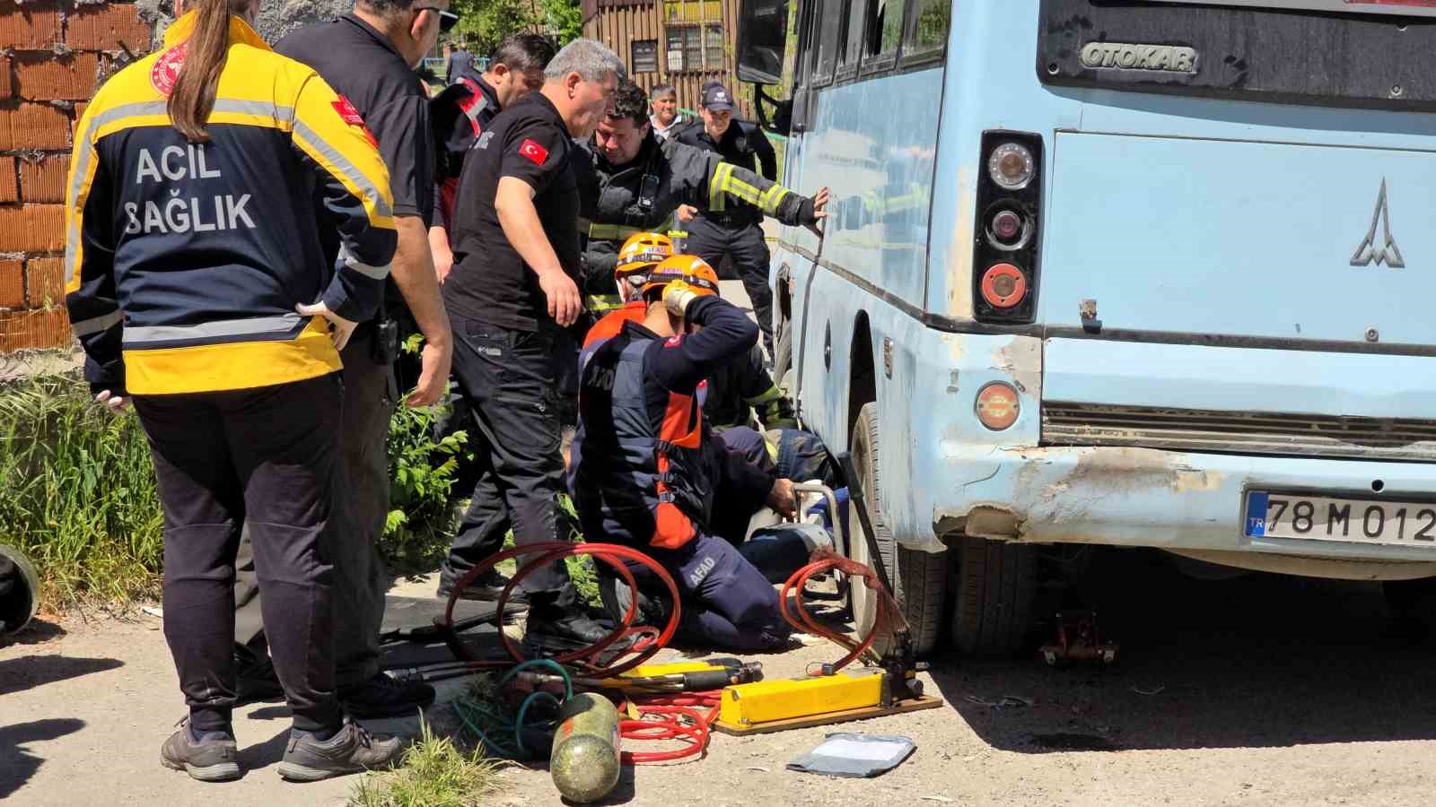 minibusun-altinda-can-pazari-motosikletliyi-ekipler-zamanla-yarisarak-kurtardi