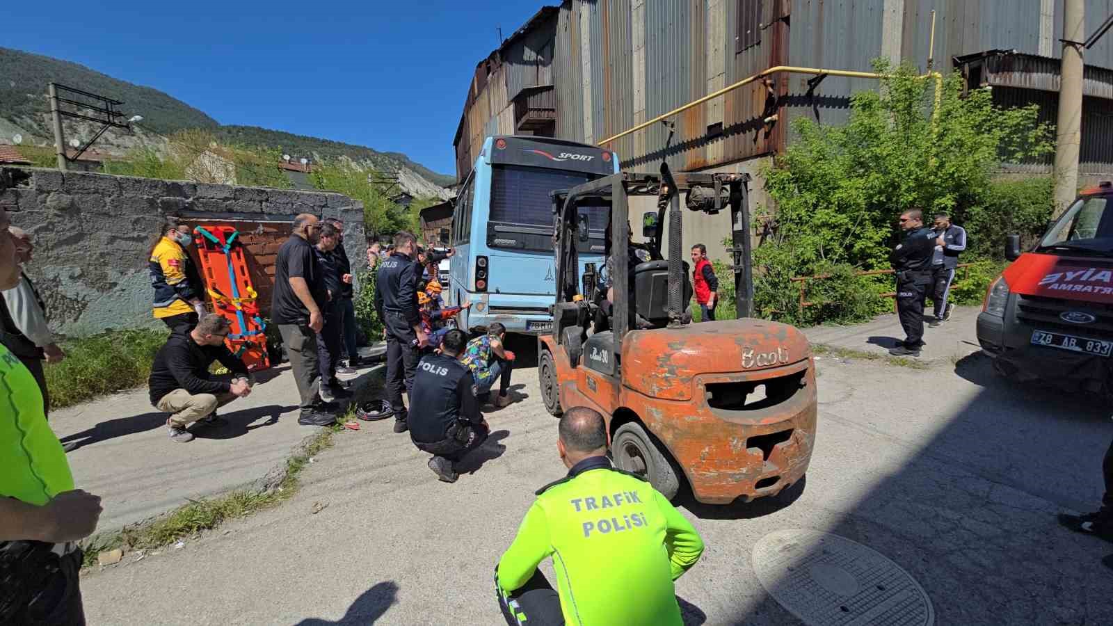 minibusun-altinda-can-pazari-motosikletliyi-ekipler-zamanla-yarisarak-kurtardi