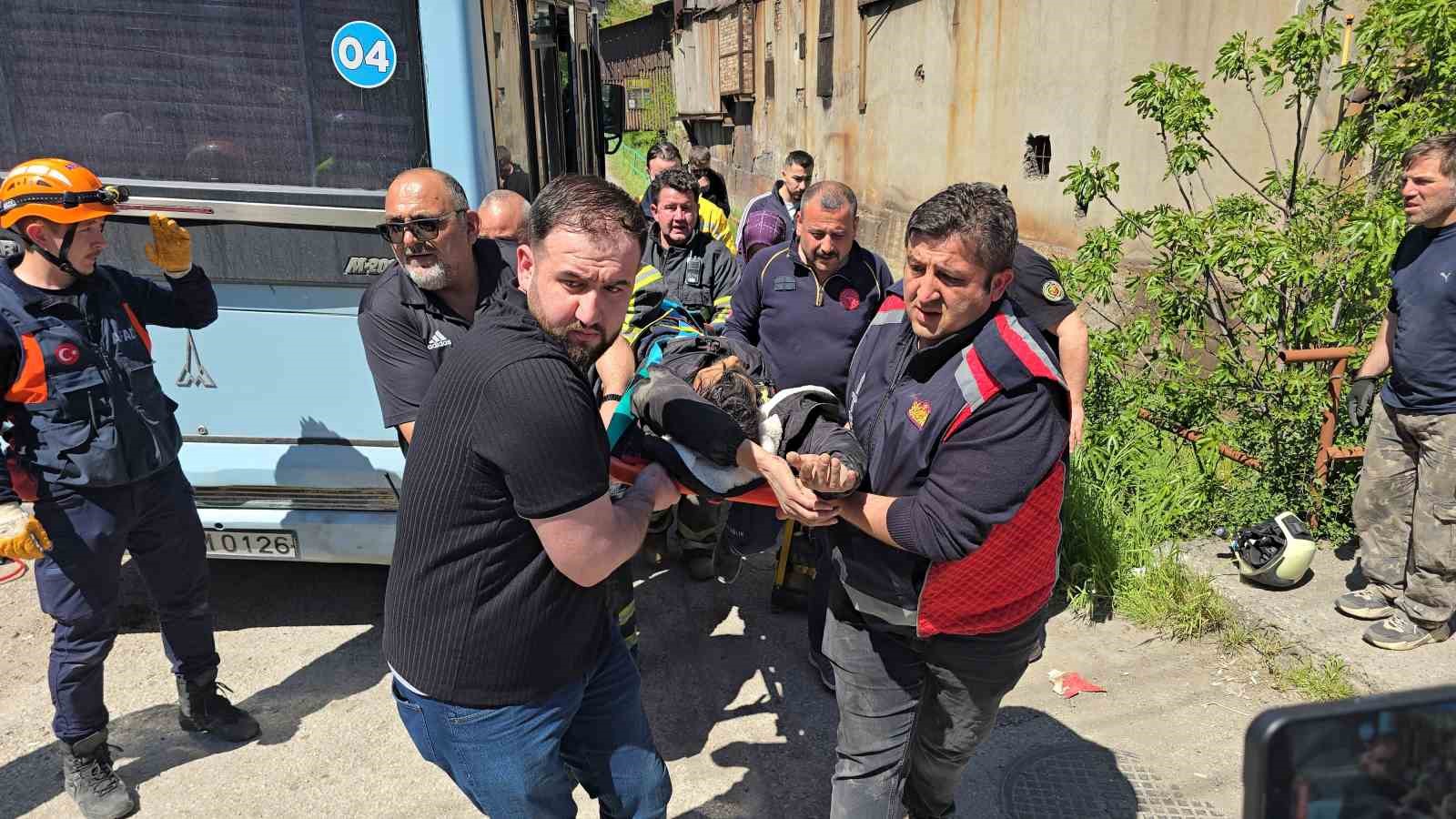 minibusun-altinda-can-pazari-motosikletliyi-ekipler-zamanla-yarisarak-kurtardi