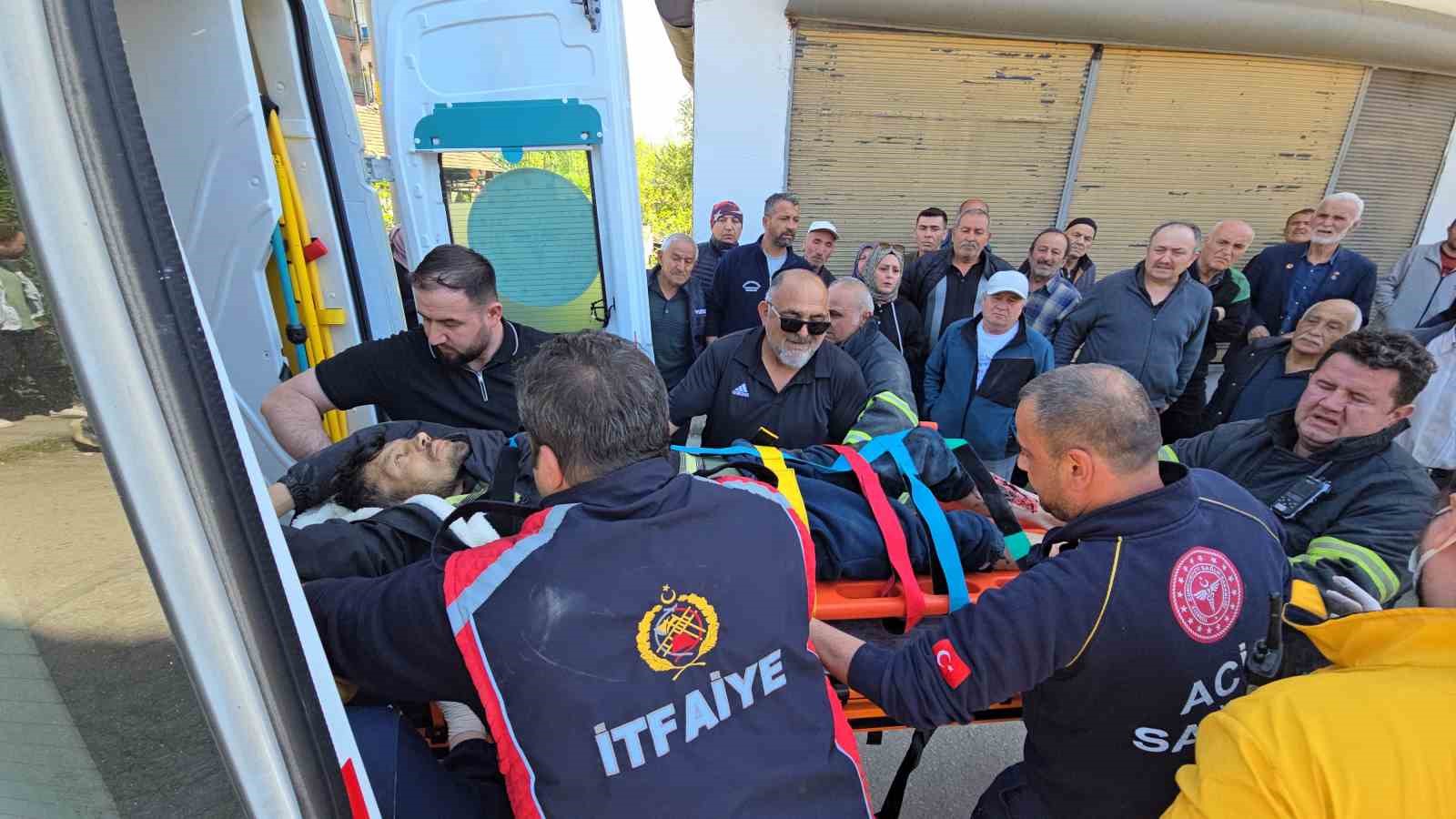 minibusun-altinda-can-pazari-motosikletliyi-ekipler-zamanla-yarisarak-kurtardi