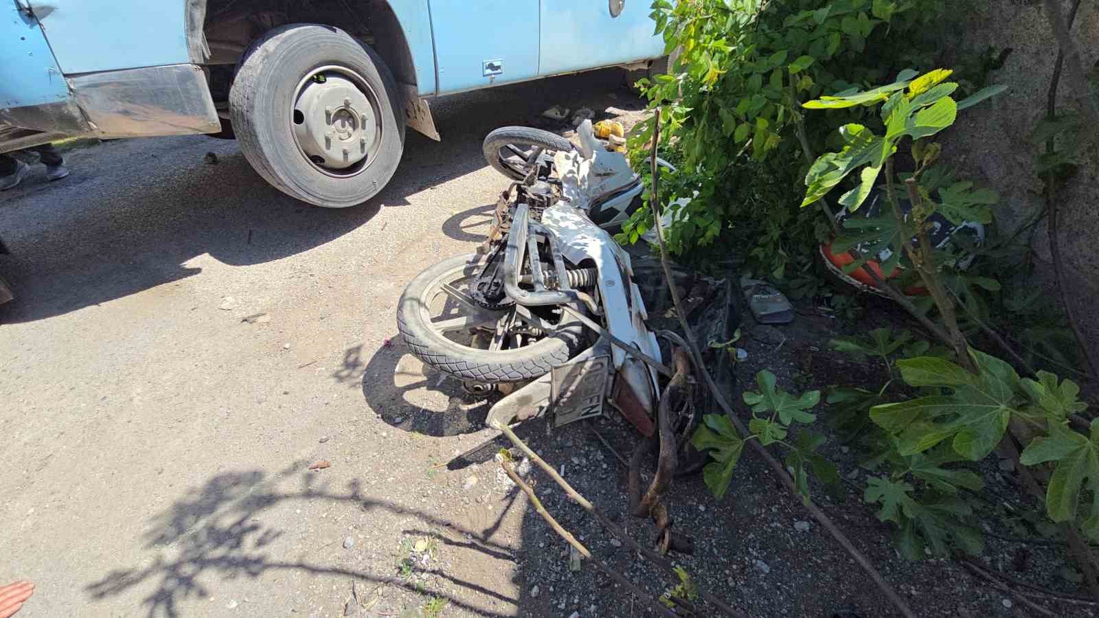 minibusun-altinda-can-pazari-motosikletliyi-ekipler-zamanla-yarisarak-kurtardi