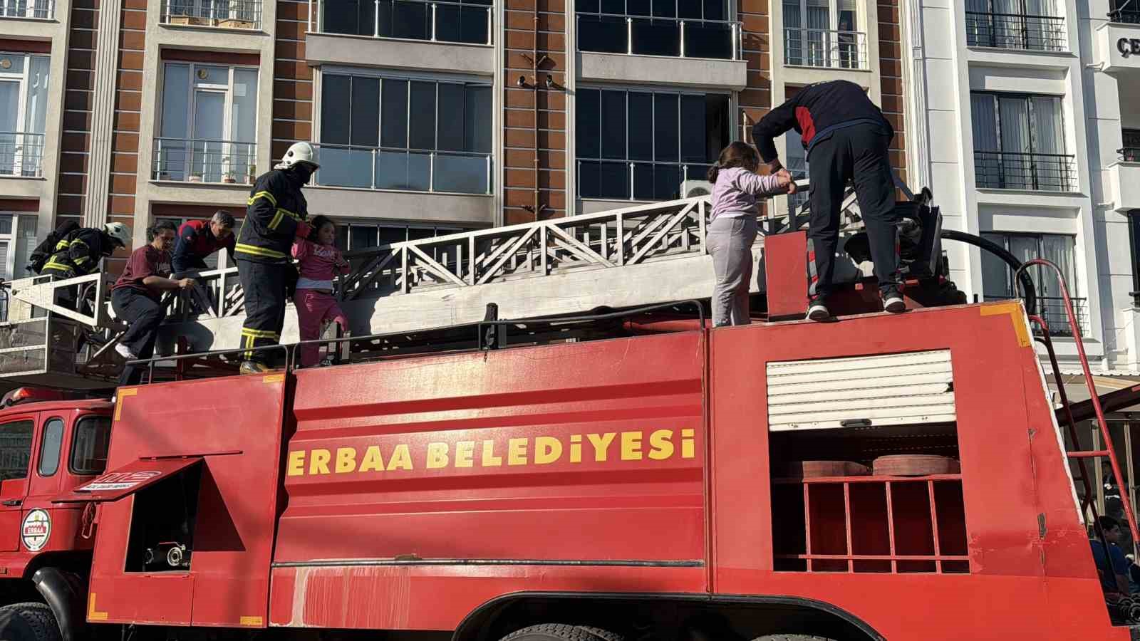 tokatta-apartman-dairesinde-yangin-dumandan-etkilenen-anne-ve-cocuklari-balkondan-tahliye-edildi