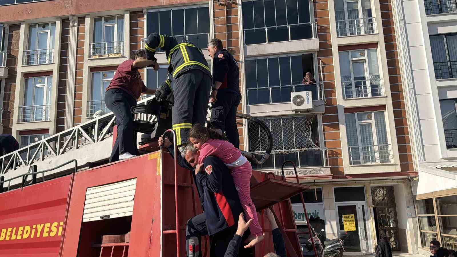 tokatta-apartman-dairesinde-yangin-dumandan-etkilenen-anne-ve-cocuklari-balkondan-tahliye-edildi