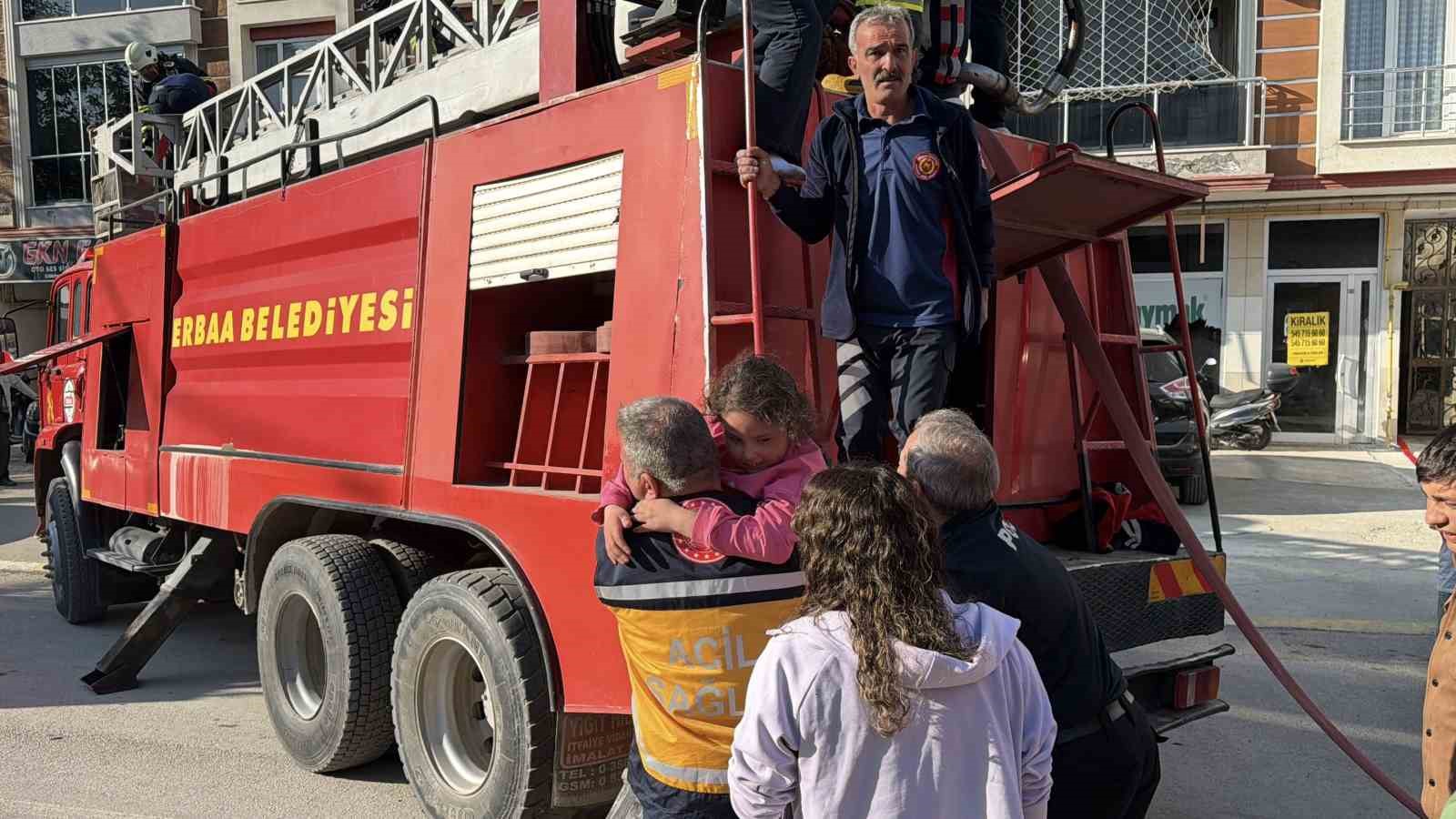 tokatta-apartman-dairesinde-yangin-dumandan-etkilenen-anne-ve-cocuklari-balkondan-tahliye-edildi