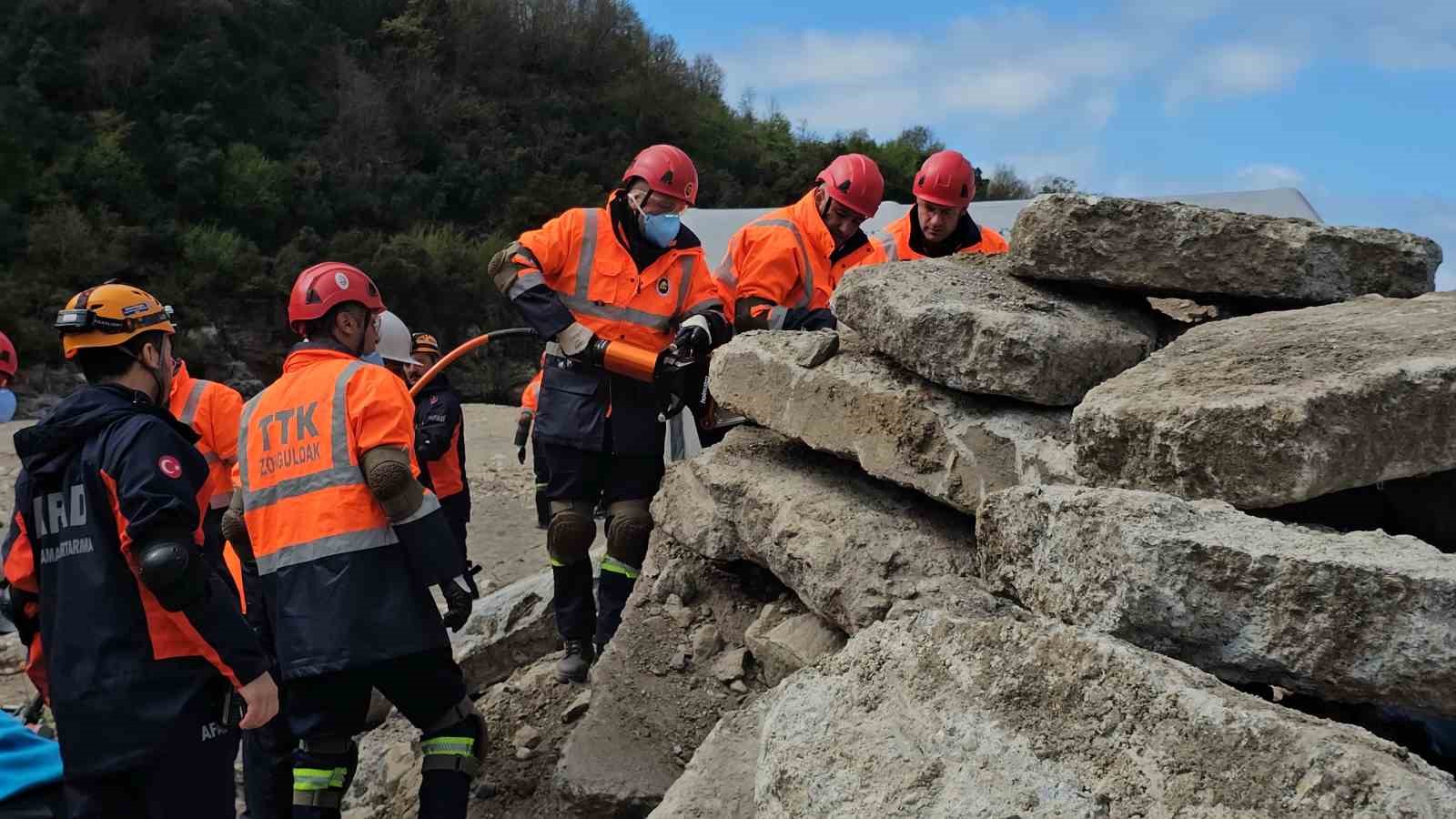 zonguldaktaki-sel-ve-taskin-tatbikati-gercegini-aratmadi